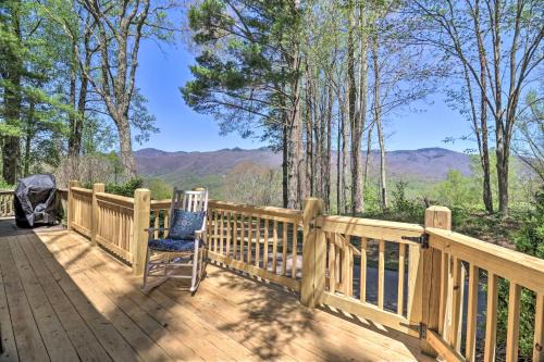 Summit Splendor Smoky Mountain Cabin with Fire Pit