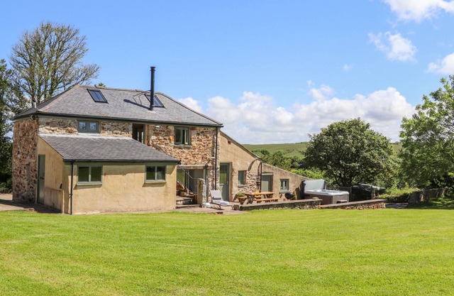 SUNBURY BARN, pet friendly, character holiday cottage in St Agnes