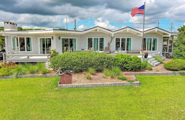 Suncatcher, Almost Oceanfront House in Pine Knoll Shores, NC!