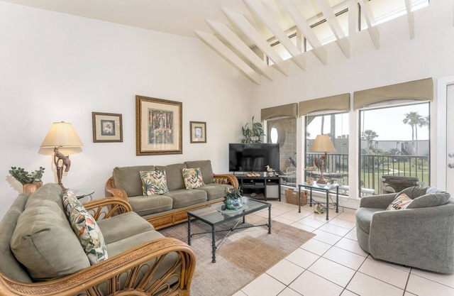 Sunchase Beachfront 205 - 2nd-Floor, Spacious Feel, Vaulted Ceilings, Wonderfully Appointed