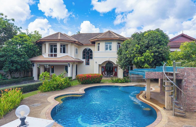 Sundrenched Oasis 7BR golf course Pool Villa,center of Phuket,15min-Patong Beach