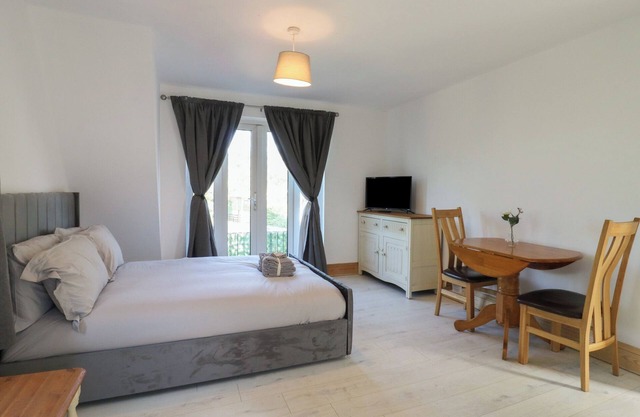 SUNFLOWER, romantic, character holiday cottage in Northampton