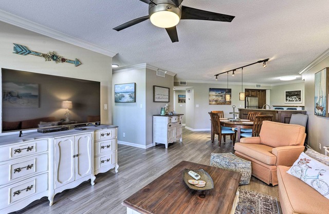 Sunlit St Petersburg Condo w/Community Pool