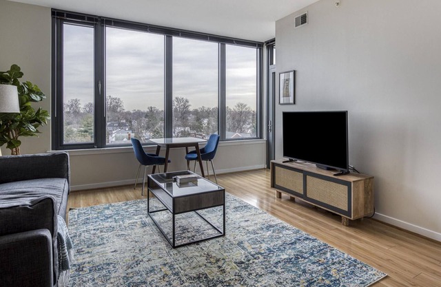 Sunny 1BR Near Woodmont Triangle w/ Amenities