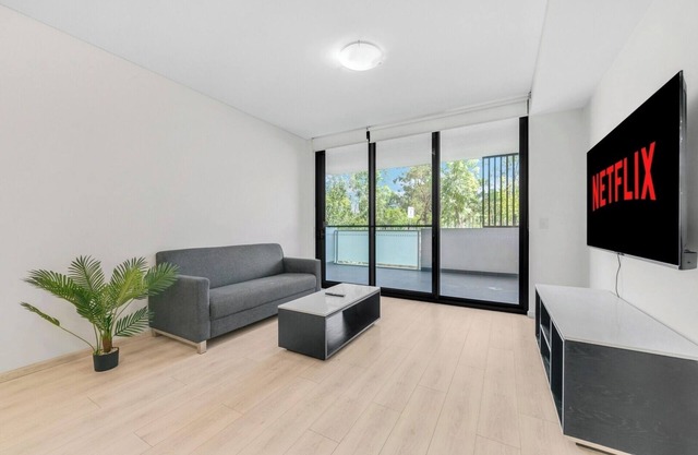 Sunny 2 Bedroom Apt with Parking in Rouse Hill