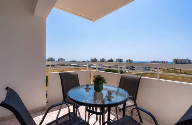 Sunny 2-BR Apartment in Mackenzie