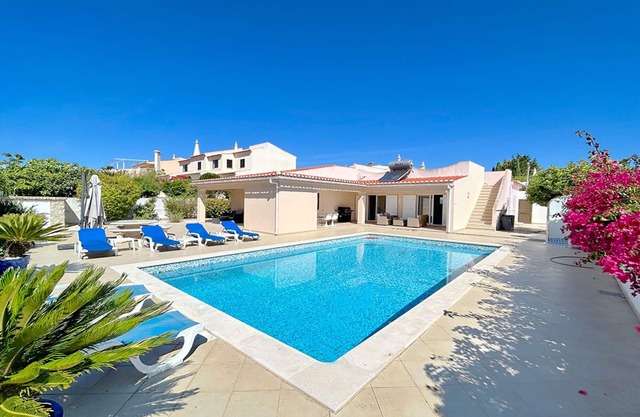 Sunny 3 Bedroom Villa w/Private Pool + WiFi + Walking distance to Amenities