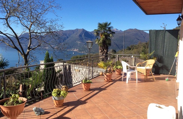 Sunny apartment with breathtaking lake view