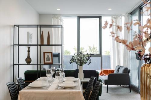 Sunny Blossom Escapes with Free Parking and Pool