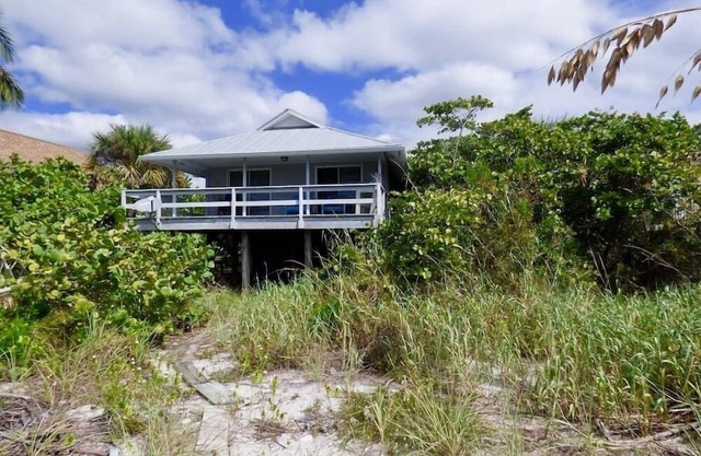 Sunny Daze: Beachfront Cottage on the bay!