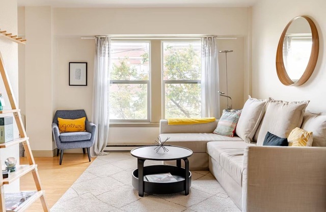 Sunny & Decorative Capitol Hill Apt