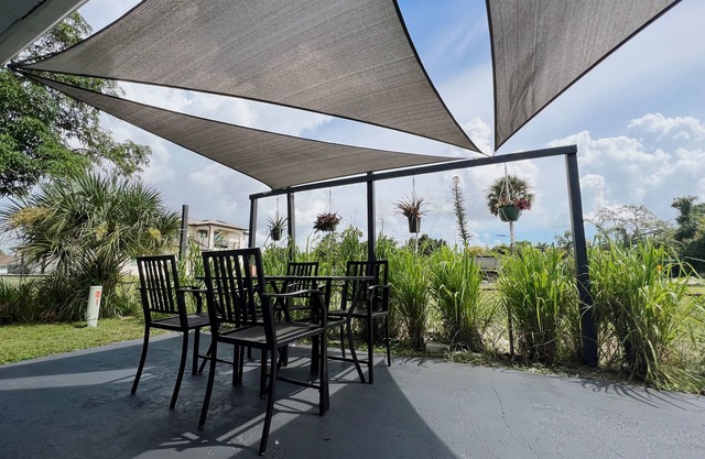 Sunny Fort Myers Retreat: Pet-Friendly near Downtown District, No Cleaning Fee!
