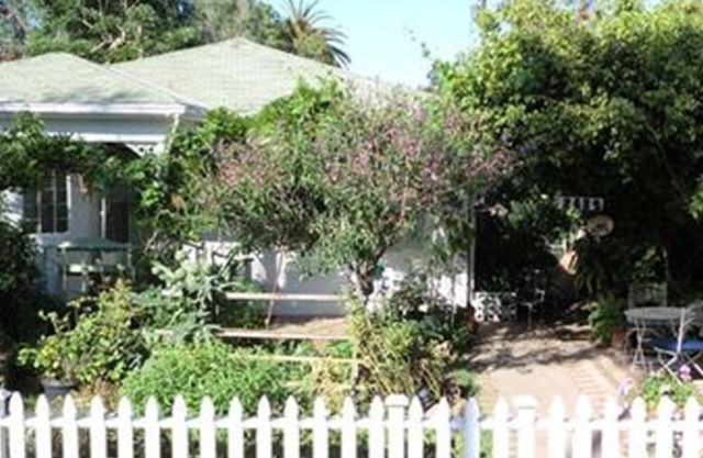 Sunny French-Country Cottage/Organic Gardens & Outdoor Living