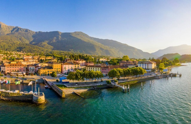 Sunny garden and Pool retreat minutes from the shores of Lake Como