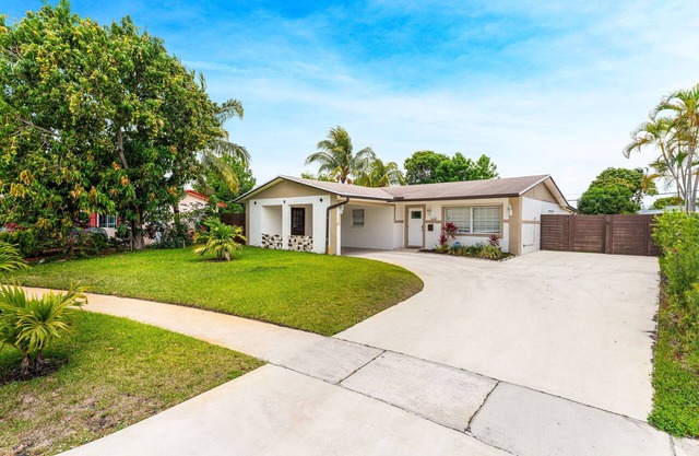 Sunny Goldie in Lauderdale Lakes