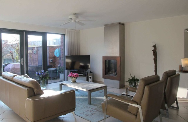 Sunny holiday home in Alkmaar on the water
