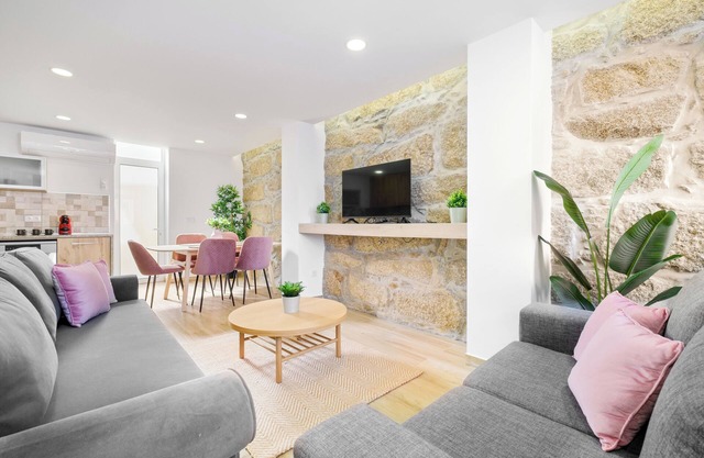 Sunny House with 2 Master Suites & Backyard, WiFi, AC