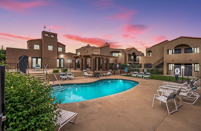 Sunny King-sized 1BD Condo near UofA/UMC w/Pool & Parking, Low Summer Rates! 🌞