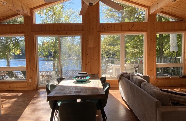 Sunny lakeside cottage with stunning sunset views!
