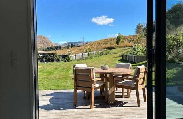 Sunny self contained unit in Shotover
