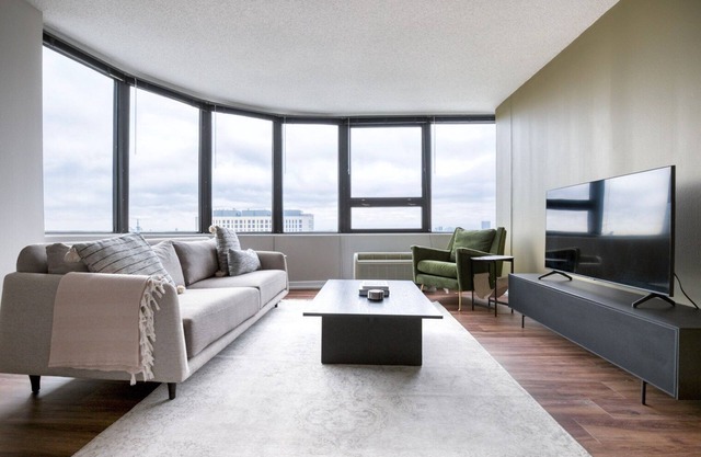 Sunny South Loop 1BR, nr Soldier Field, CTA Train & Park, by Blueground