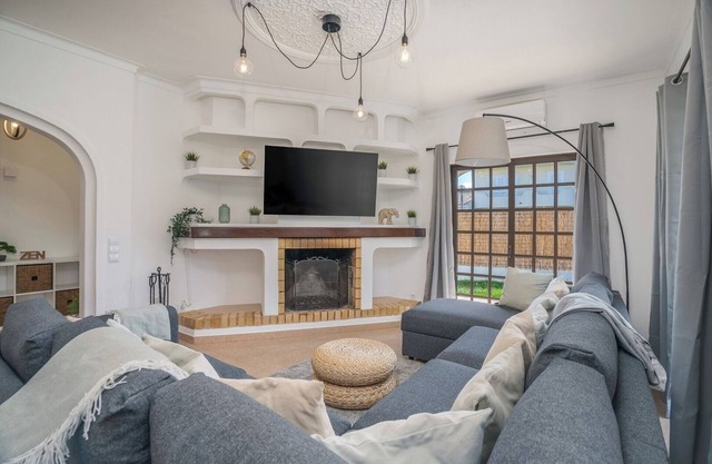 Sunny Spacious House | Terrace and Free Parking