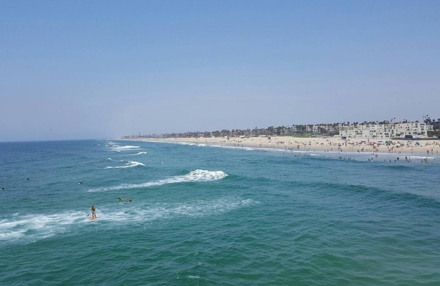 Sunny Stay Near the Beach – Onsite Swimming Pool | Free Breakfast and Parking