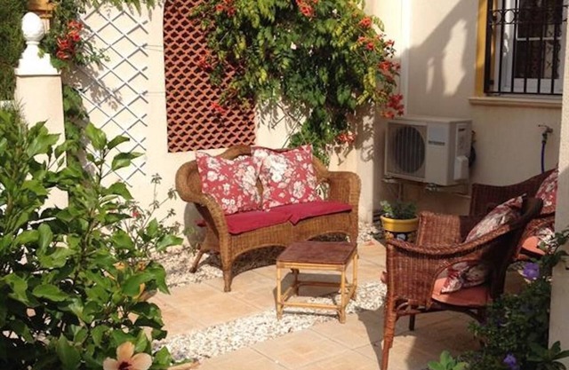 Sunny townhouse with solarium and pool access