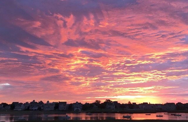 Sunrise Paradise: 360degree sunset & sunrise views, roof deck, garden dining, grill, AC