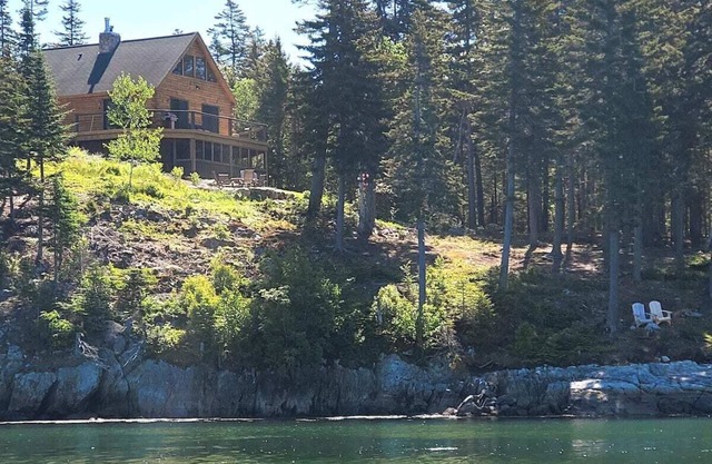 Sunset Cabin by the Sea: Log cabin w/stunning ocean views. Unwind in paradise!