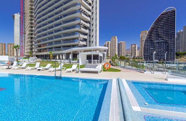 SUNSET CLIFFS sea & sky apartments