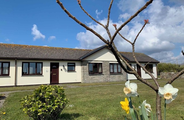 Sunset Cottage - 2 Bedrooms & 2 Loos Lizard Base Sleeps 4