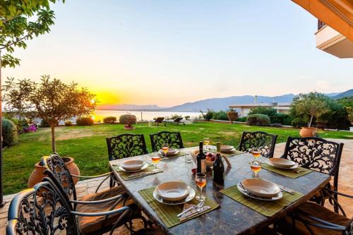 Sunset Paradise - Verga's Utimate Seaview Getaway