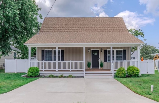 Sunset Sands - Bayside Home in Villas.﻿ This cozy, modern bayside home in Villas, NJ is perfect for families and friends. Just 2½ blocks from the peaceful Delaware Bay beach.