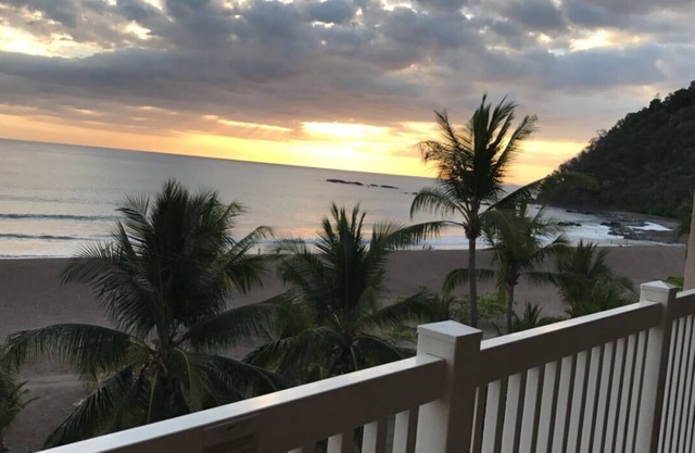 Sunset Views, Beach Chairs & Boogie Boards, Huge Terrace, Concierge Services