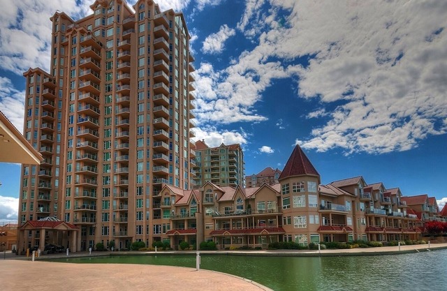 Sunset Waterfont Resort 12. Luxury Lakeside, stunning 3 bed/2bath Kelowna Condo.