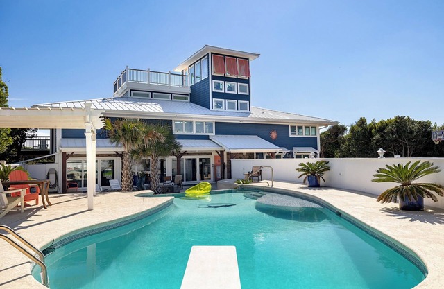 Sunshine Estate - Oceanfront House, 8BR, 5BA, Pine Knoll Shores