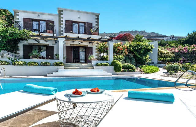 "Sunshine" with swimming pool, very close to the beach!
