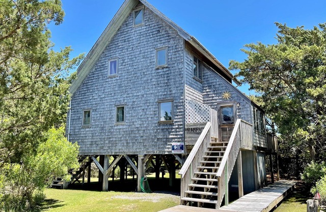 Sunspace: Quiet location, screened porch, deck, treetop sunsets
