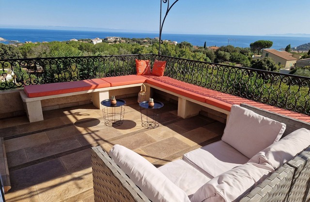 SUPERB APARTMENT MAGNIFICENT VIEW OF THE ISLANDS, THE SEA, CAPE CORSICA WIFI PARKING