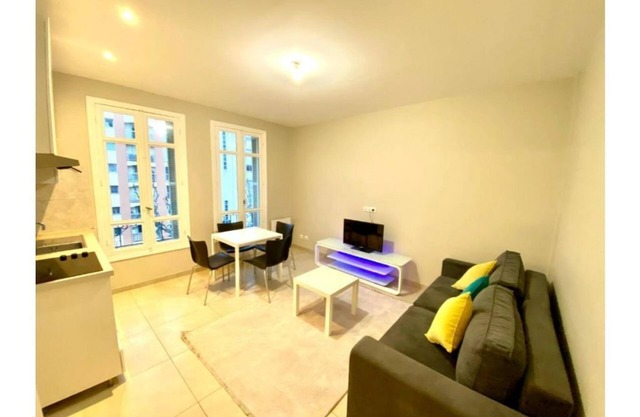 SUPERB APARTMENT NEAR THE PORT OF NICE