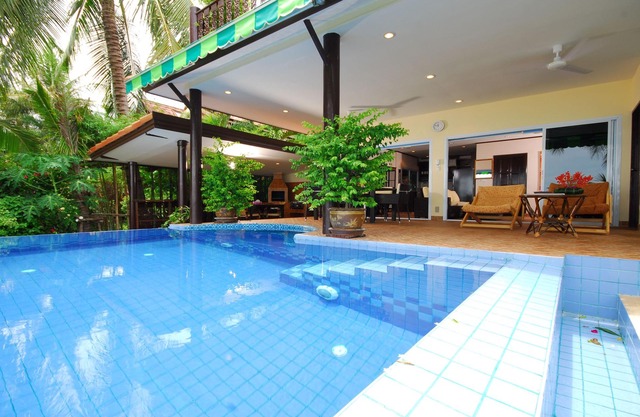 Superb Beachfront Villa with private Pool & Jacuzzi in tropical garden.