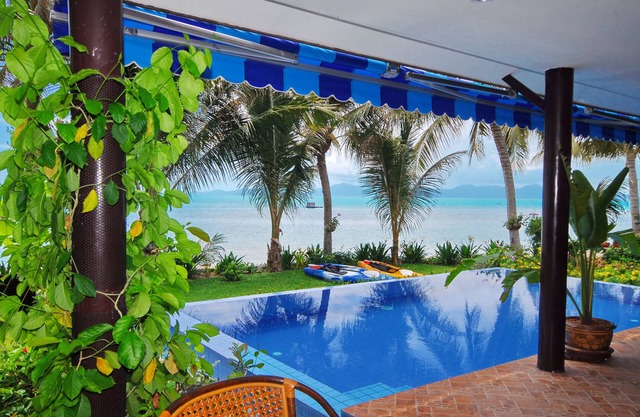 Superb Beachfront Villa with private Pool & Jacuzzi in tropical garden.