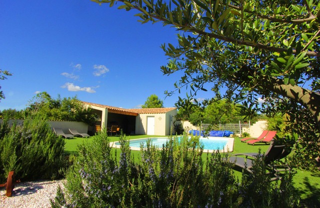 SUPERB HOME ALL COMFORT, SWIMMING POOL and PRIVATE JACUZZI in a NATURAL setting