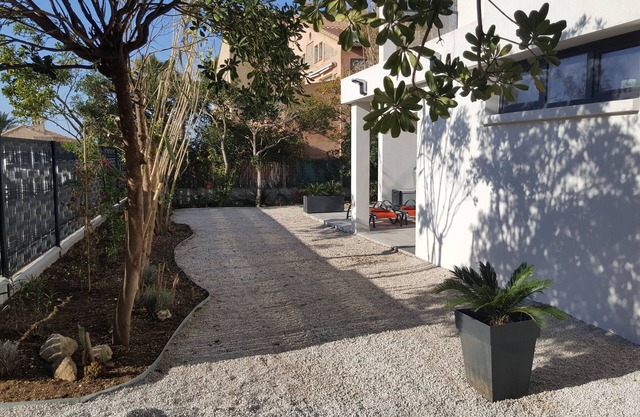 Superb low-rise villa on garden level in Six Fours, Le Brusc, within walking distance of.
