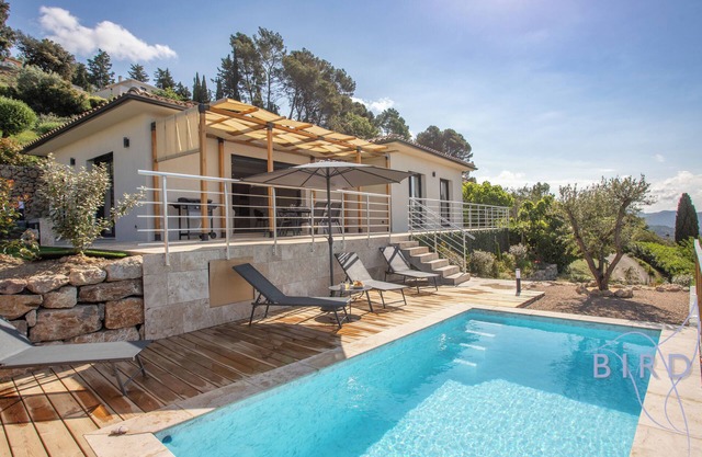 Superb neo-Provençal villa with swimming pool, air conditioning, and view