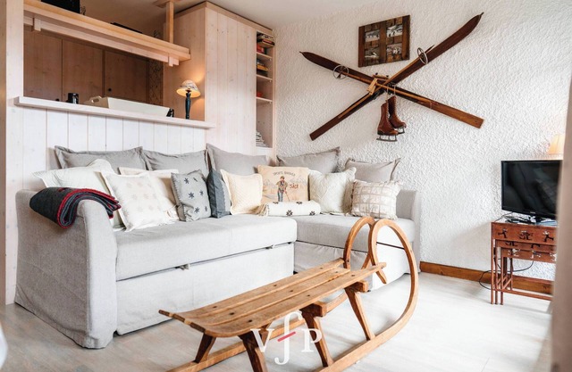 Superb two rooms apartment partially renewed. It is composed of a bedroom with a double bed, a ba