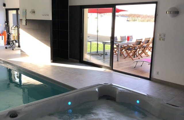 SUPERB VILLA, HEATED INDOOR POOL, SPA, 350M FROM THE BEACH