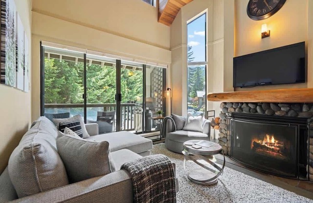 Superb Village Location! Walk to Skiing, Parking