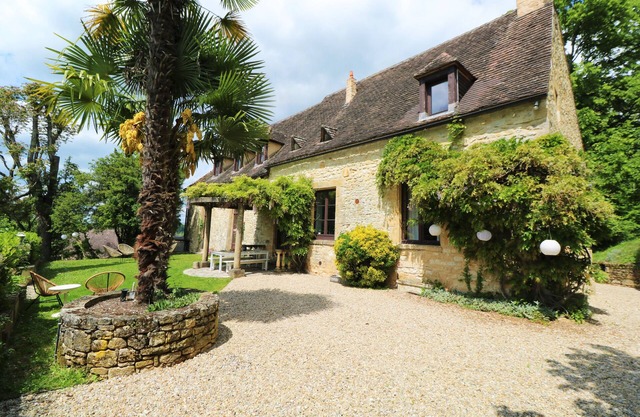 Superior stone property with mature park and private pool 15min walk from Sarlat